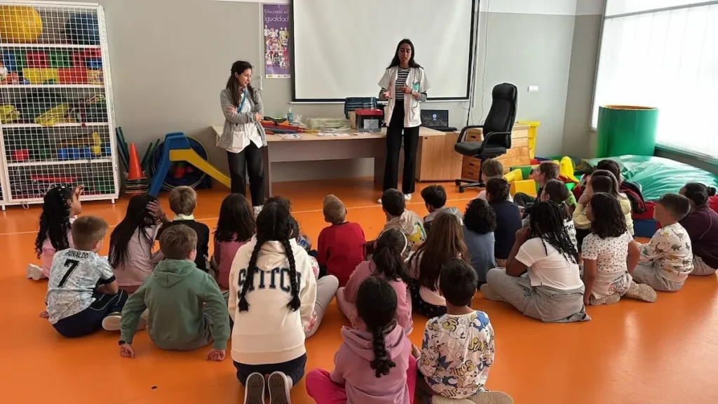 Taller de educación sanitaria del Centro de Salud Ponferrada III con escolares sentados en el aula durante una actividad sobre hábitos saludables y primeros auxilios.