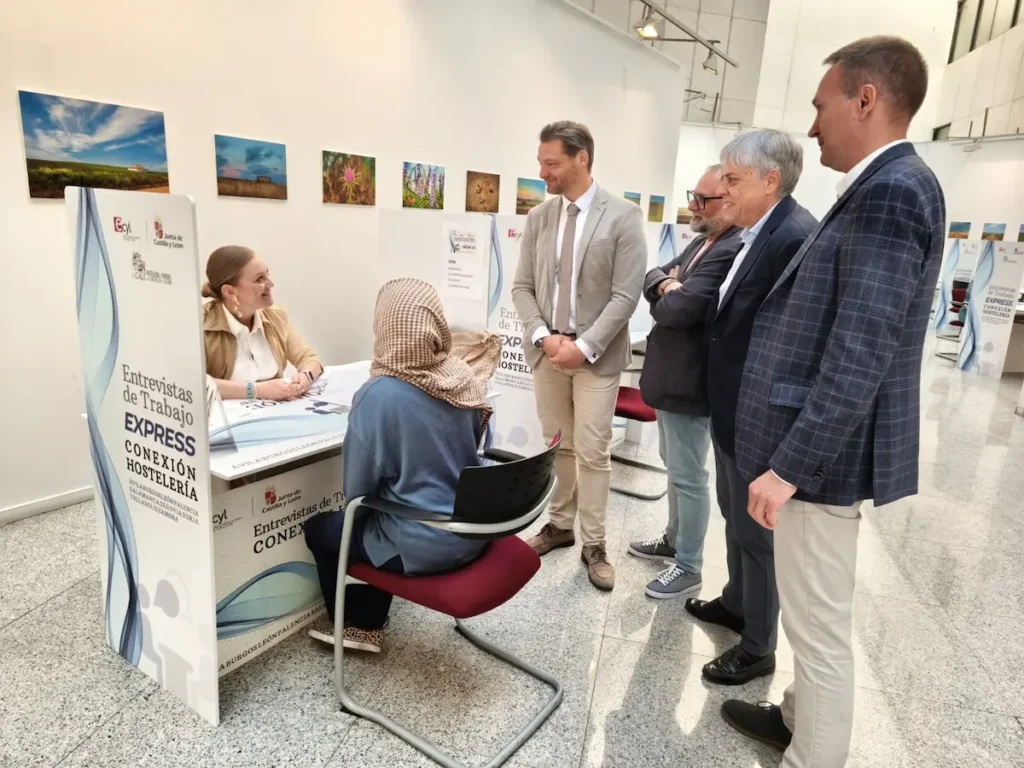 Responsables de la Junta de Castilla y León visitan una jornada de entrevistas de trabajo exprés para el sector de la hostelería en León.
