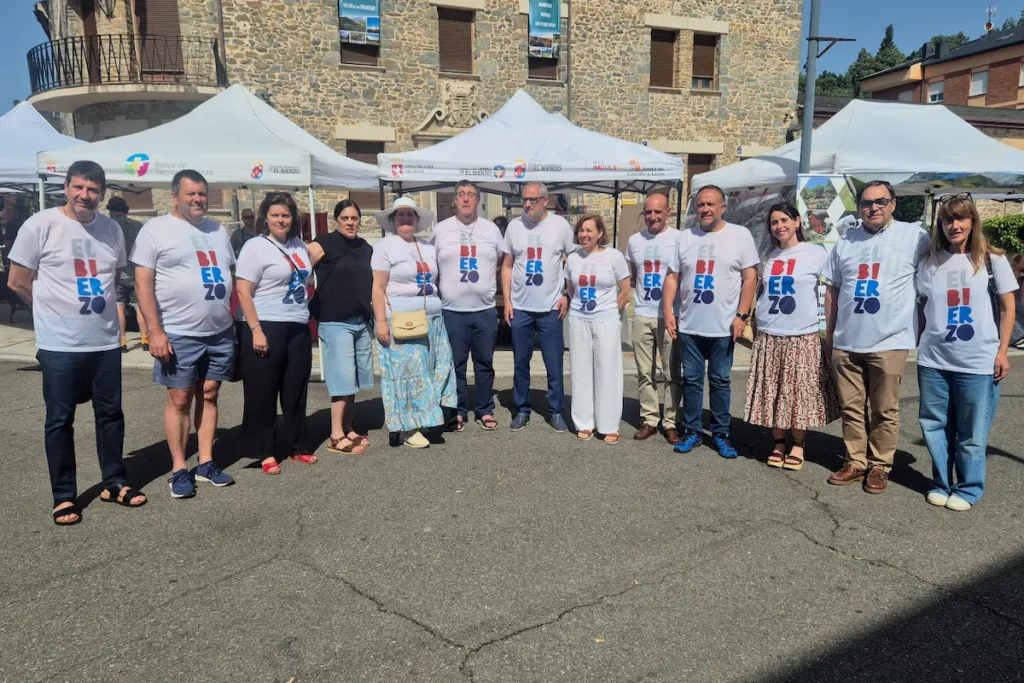 Representantes institucionales y participantes de la feria “Apostando por el Bierzo. Naturalmente” en Toreno, junto a carpas de productos locales.