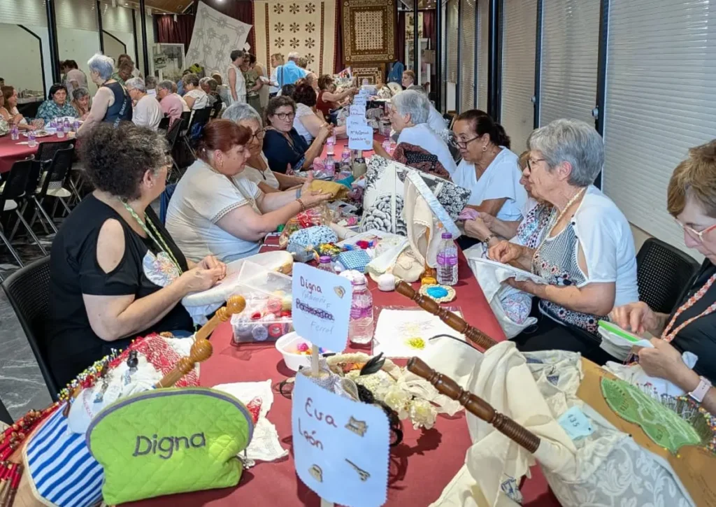 Participantes del IV Encuentro de Multilabores de Camponaraya trabajando en labores textiles y patchwork en el recinto ferial
