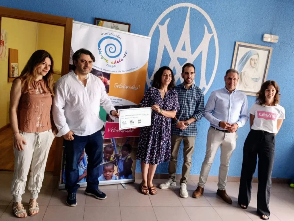 Entrega de la recaudación de la obra ‘Tadeo, el herrero de Ulver’ a la Fundación Siempre Adelante junto a representantes municipales, Musarte Berciano y la entidad solidaria.