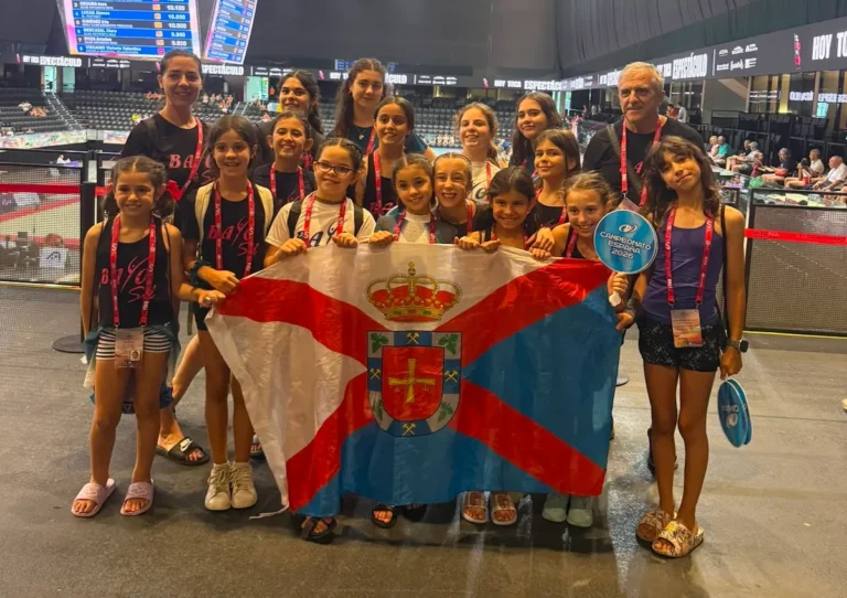 Gimnastas del Club Bayo Sil en el Navarra Arena con la bandera de El Bierzo durante el Campeonato de España de Gimnasia Artística Femenina