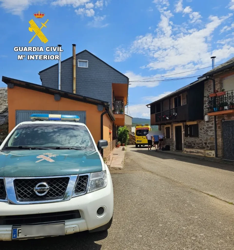 Vehículo de la Guardia Civil y ambulancia durante el rescate de una senderista lesionada en Montealegre.
