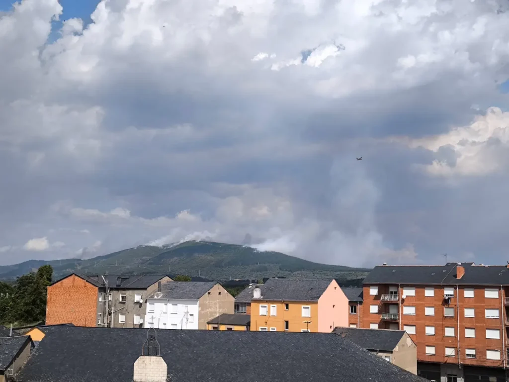 Columna de humo visible desde una zona urbana por los incendios forestales activos en el Bierzo