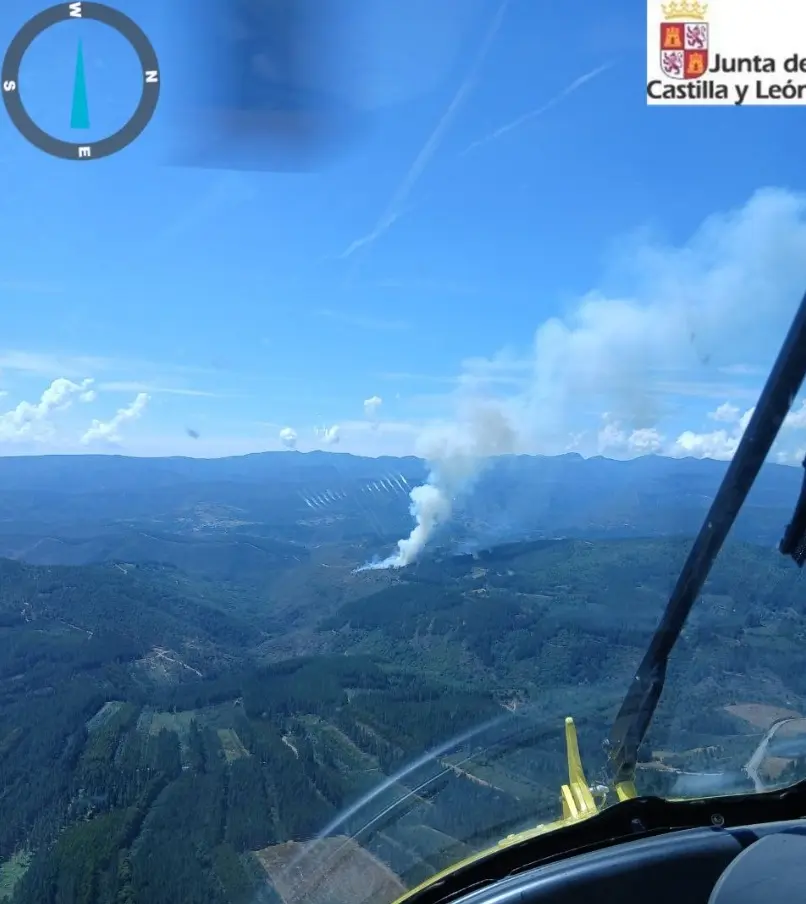 El incendio de Arganza visto desde el helicóptero de extinción