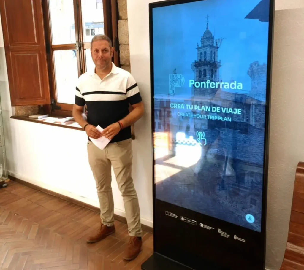 Tótem turístico interactivo instalado en Ponferrada para crear planes de viaje personalizados durante su presentación en la Oficina de Turismo.