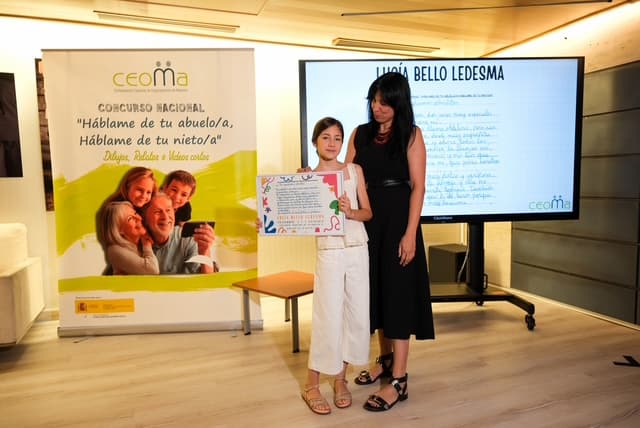 Lucía Bello recoge el premio del concurso nacional “Háblame de tu abuelo/a, Háblame de tu nieto/a” junto a Ana Bedia, directora de 65YMÁS
