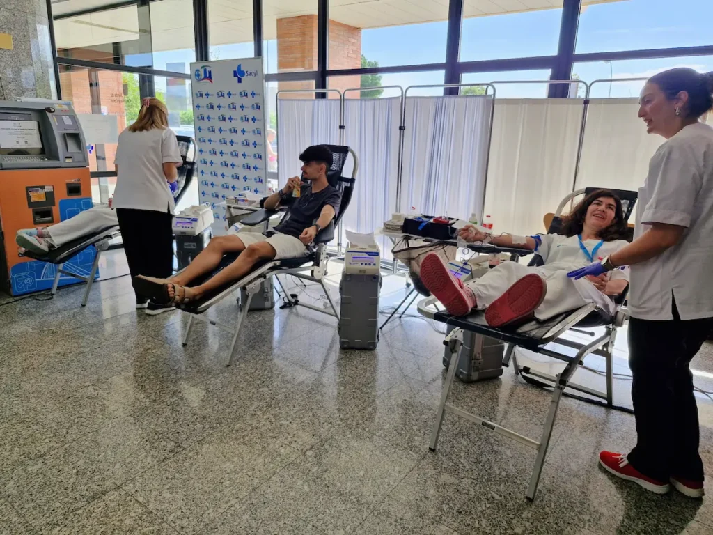 Donantes de sangre durante la maratón celebrada en el vestíbulo principal del Hospital El Bierzo.
