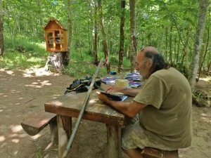 Minibiblioteca del Soto de Villar de los Barrios instalada en un entorno boscoso con libros disponibles para el intercambio y la lectura al aire libre.