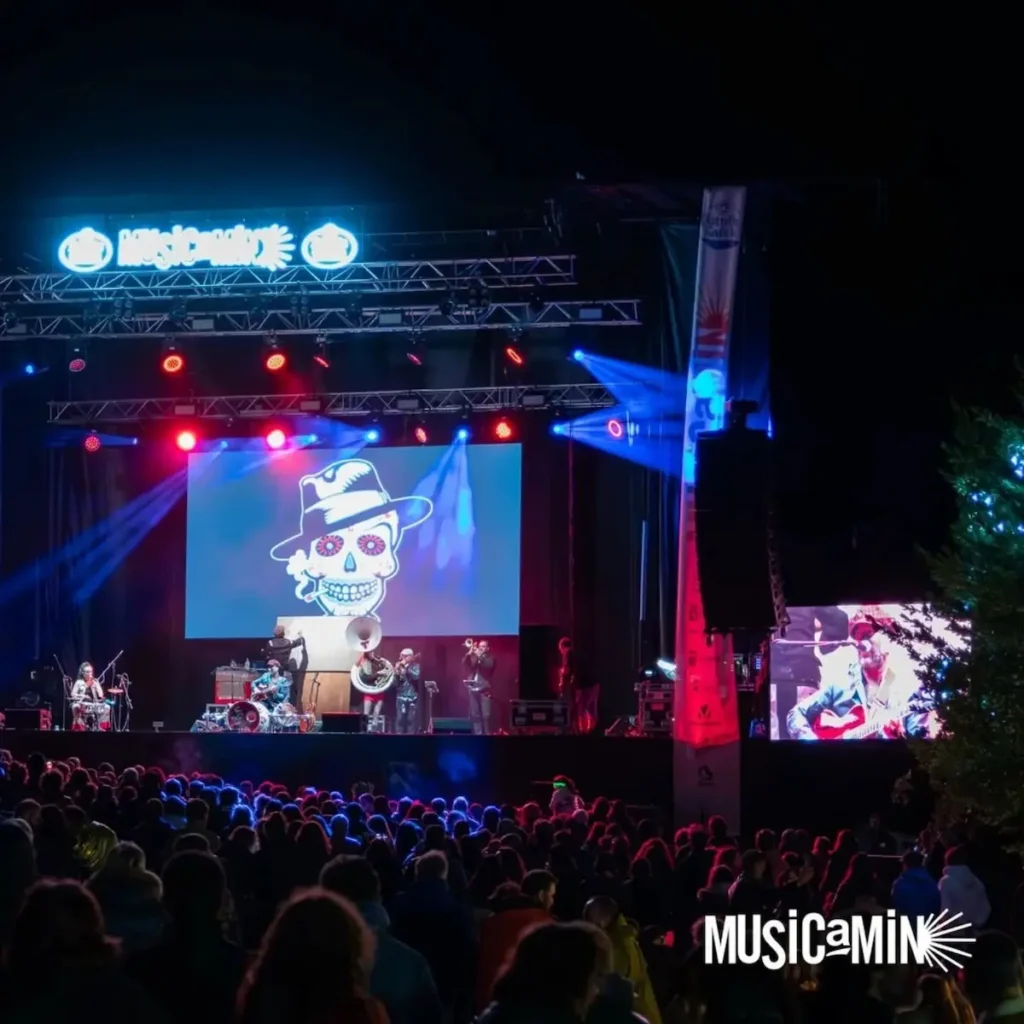 Concierto nocturno del Festival Musicamino con escenario iluminado y público en Villafranca del Bierzo