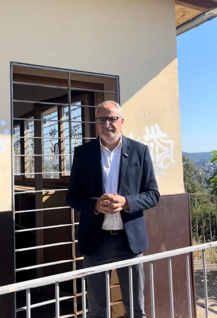 Olegario Ramón ante el Centro del Pajariel en Otero, instalación sobre la que el PSOE denuncia cierre y deterioro