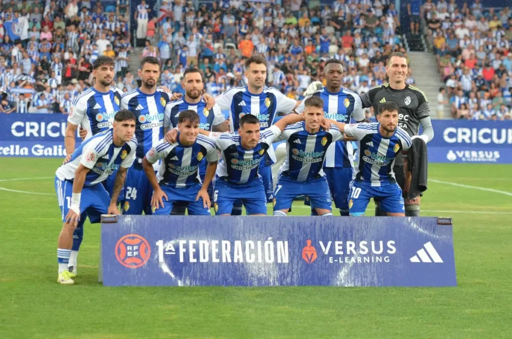 Jugadores de la SD Ponferradina durante el partido de ida del playoff de ascenso disputado en El Toralín