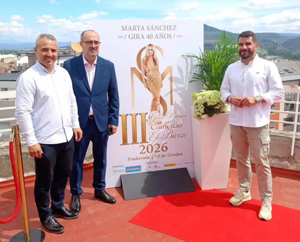 Presentación de la III Gala Premios del Comercio de Ponferrada 2026 con Marco Morala, David Pacios e Iván Rodríguez junto al cartel protagonizado por Marta Sánchez.
