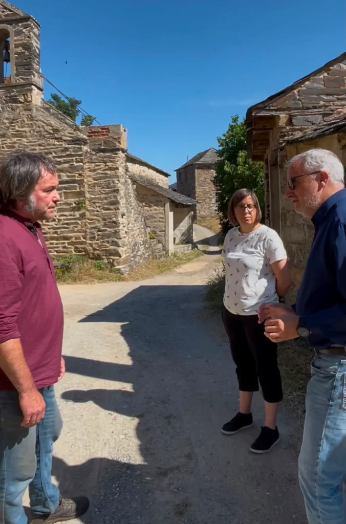 Representantes del Grupo Municipal Socialista visitan Carracedo de Compludo para comprobar el estado de la carretera de acceso a la localidad.