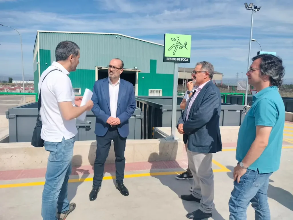 Responsables municipales visitan el renovado Punto Limpio de Ponferrada junto al muelle de carga y la zona señalizada para restos de poda