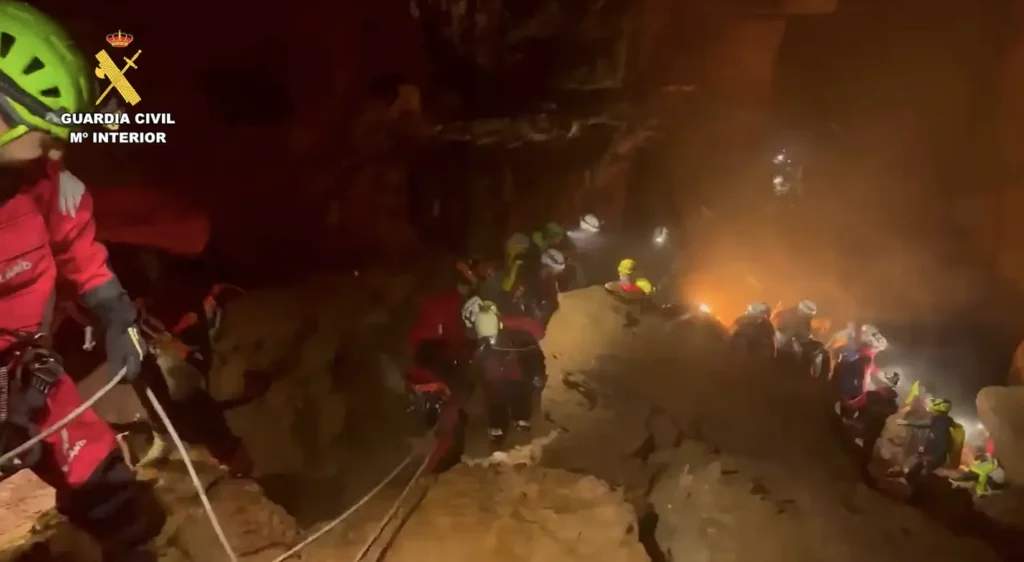 Efectivos de rescate de la Guardia Civil y otros equipos de emergencia durante la evacuación de un espeleólogo herido en la cueva de Valporquero