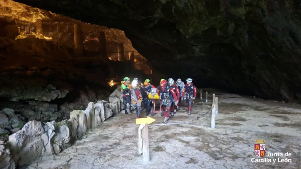 Equipos de rescate evacúan en camilla al espeleólogo herido en el interior de la cueva de Valporquero.