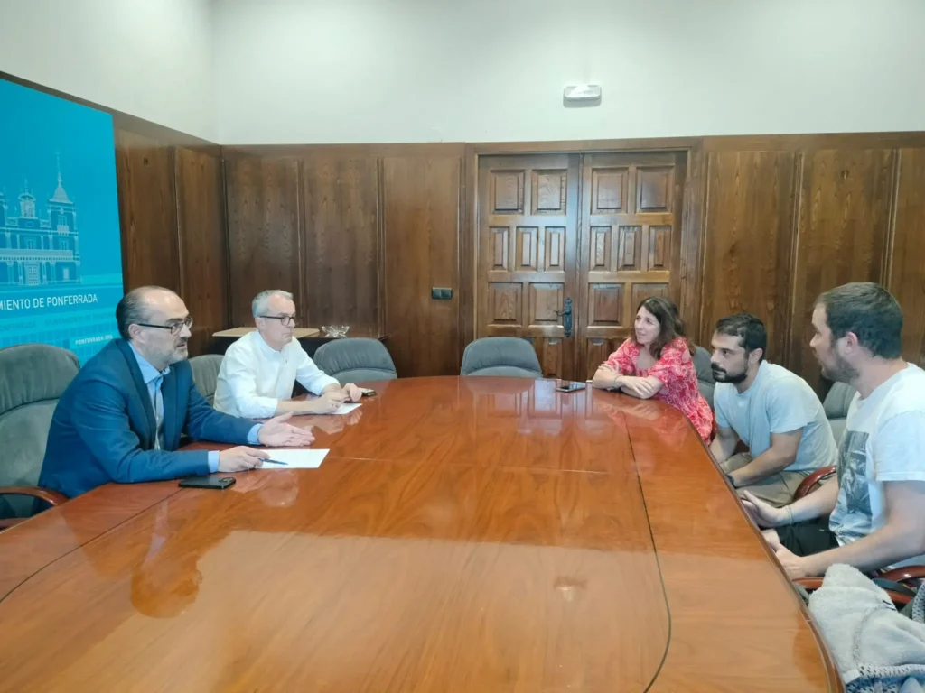 Reunión en el Ayuntamiento de Ponferrada con representantes de los trabajadores de Correos para abordar la situación del reparto postal en la ciudad.