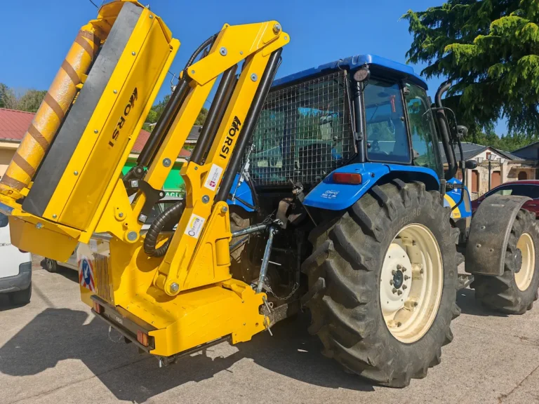 Tractor equipado con una desbrozadora hidráulica de brazo articulado adquirida por el Ayuntamiento de Sancedo para labores de limpieza y prevención de incendios.