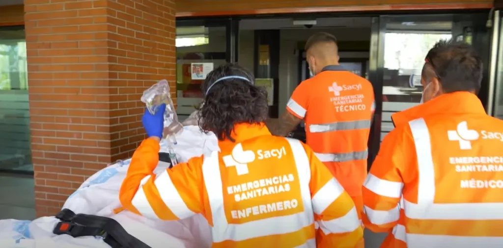 Emergencias Sanitarias de Sacyl trasladan a un paciente en el Hospital El Bierzo dentro del refuerzo sanitario de verano.