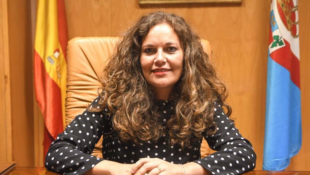 La alcaldesa de Bembibre, Silvia cao, en su despacho de la alcaldía