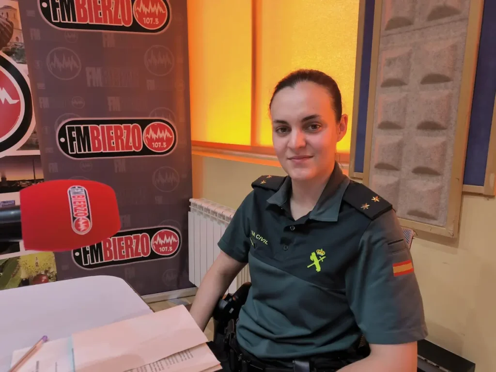 La teniente de la Guardia Civil, Julia García, en los micrófonos de la emisora FM Bierzo