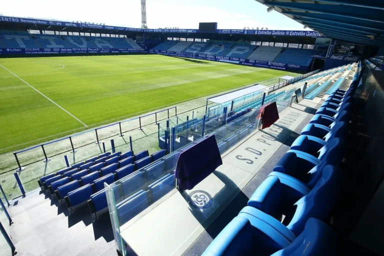 Estadio del Toralín de Ponferrada visto desde la grada