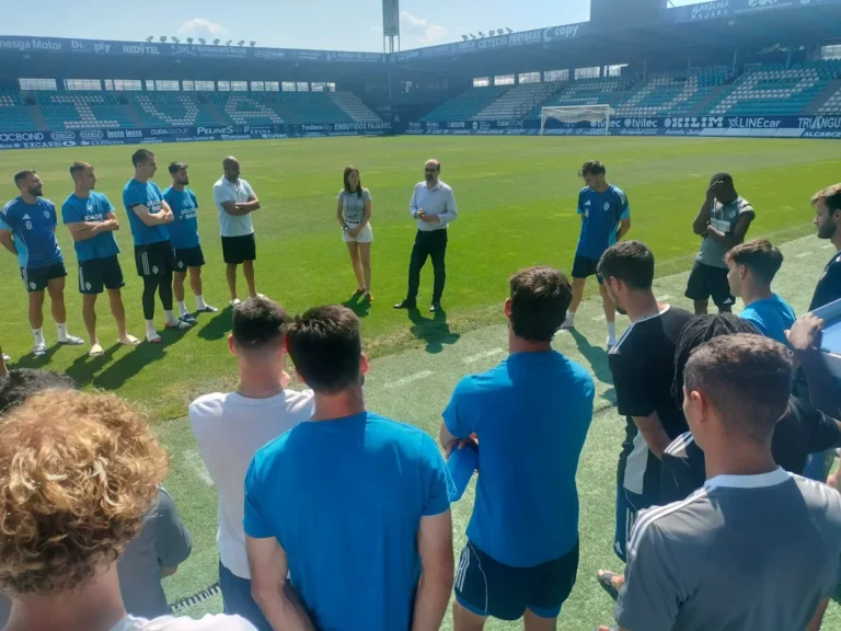 Marco Morala y Eva González visitan a la plantilla de la S.D. Ponferradina en El Toralín antes del partido de vuelta ante el Celta Fortuna.