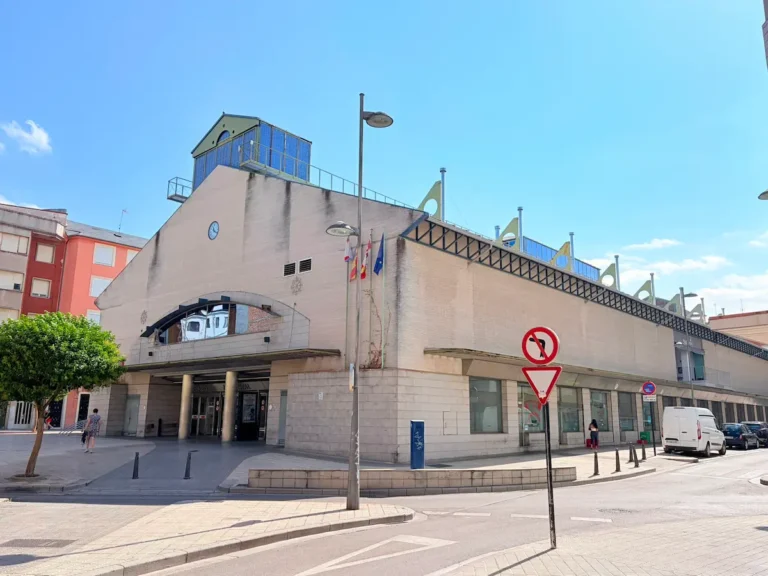 Fachada principal del Mercado de Abastos de Ponferrada, donde se instalarán sistemas de videovigilancia y control de accesos.
