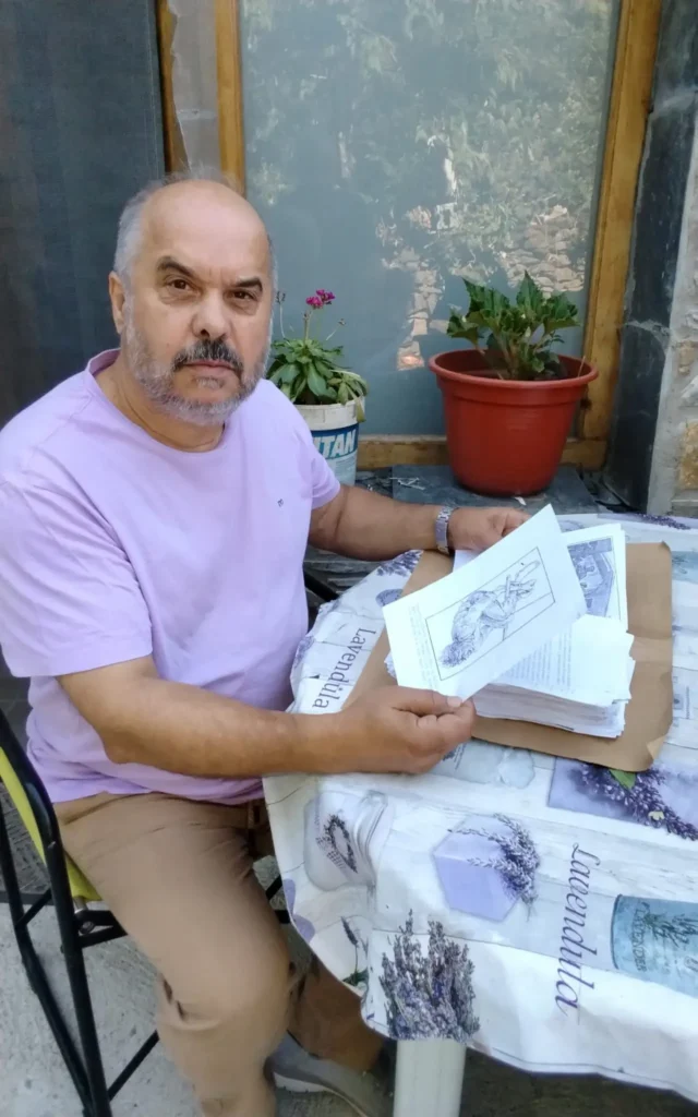 Santiago García muestra documentación vinculada al archivo del médico Emilio Barcia sobre la represión franquista en el Bierzo