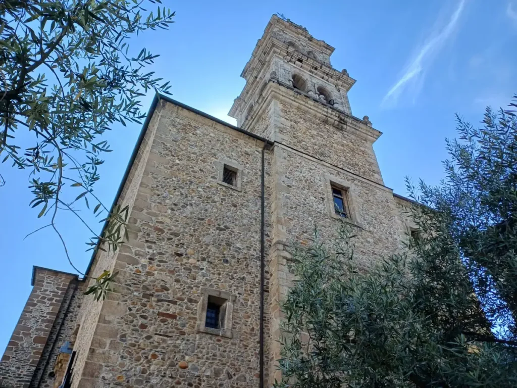 Fachada y torre de la Basílica de Nuestra Señora de la Encina en Ponferrada, donde se ha habilitado un nuevo mirador panorámico.