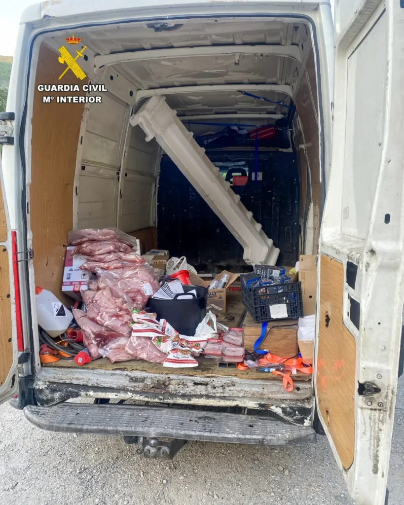 Carne de cerdo intervenida en el interior de una furgoneta sin refrigeración por la Guardia Civil en el Bierzo.