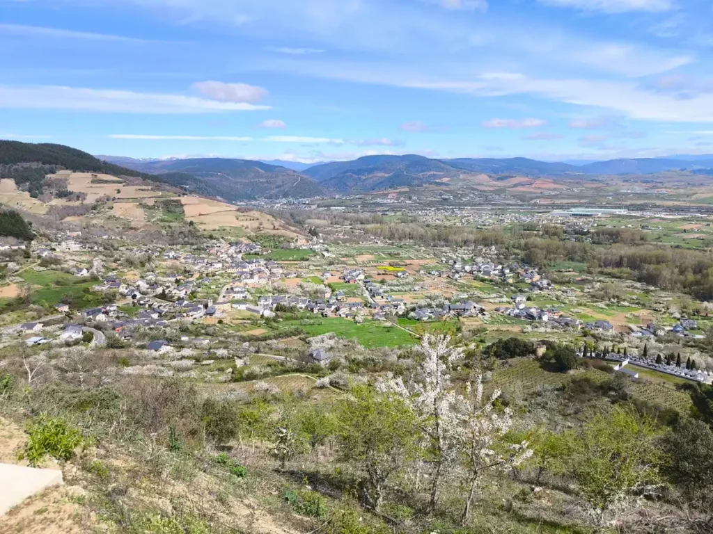 Vista de Corullón desde el mirador