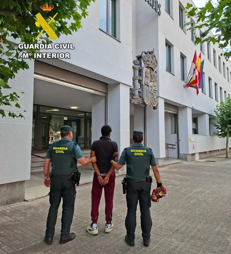 Agentes de la Guardia Civil trasladan al detenido por el incendio forestal de Matachana ante los juzgados de Ponferrada.