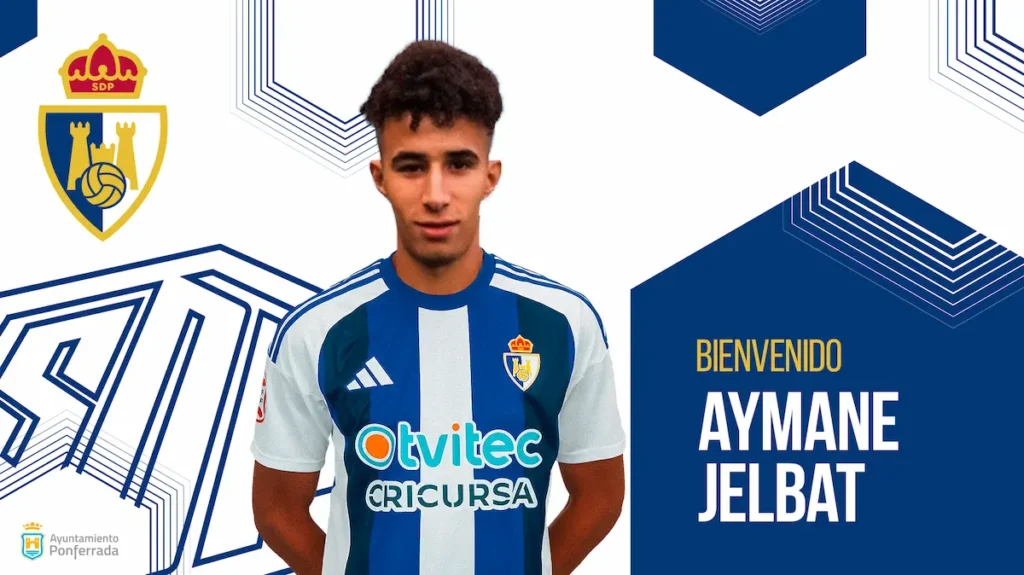 Aymane Jelbat posa con la camiseta de la SD Ponferradina tras confirmarse su fichaje por el club blanquiazul.