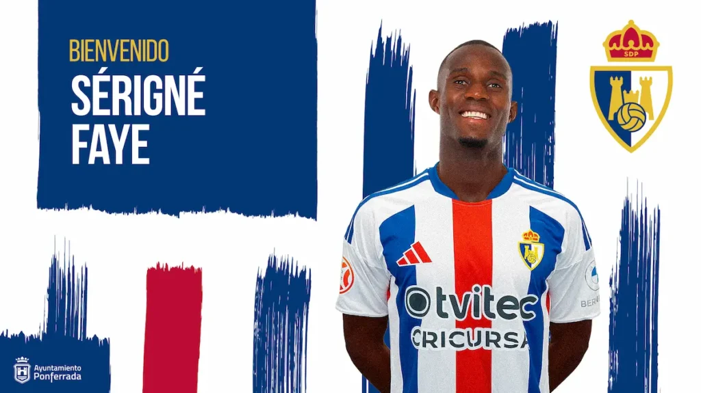 Sérigné Faye posa con la camiseta de la SD Ponferradina tras incorporarse al equipo