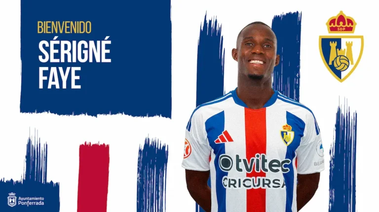 Sérigné Faye posa con la camiseta de la SD Ponferradina tras incorporarse al equipo
