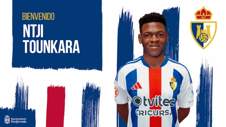 Ntji Tounkara posa con la camiseta de la SD Ponferradina tras su incorporación al equipo