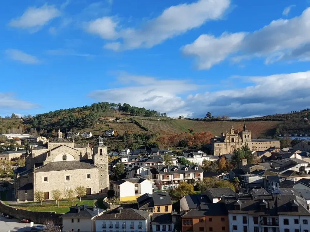 Vista panorámica de Villafranca del Bierzo con su conjunto urbano, edificios históricos y el paisaje de viñedos al fondo