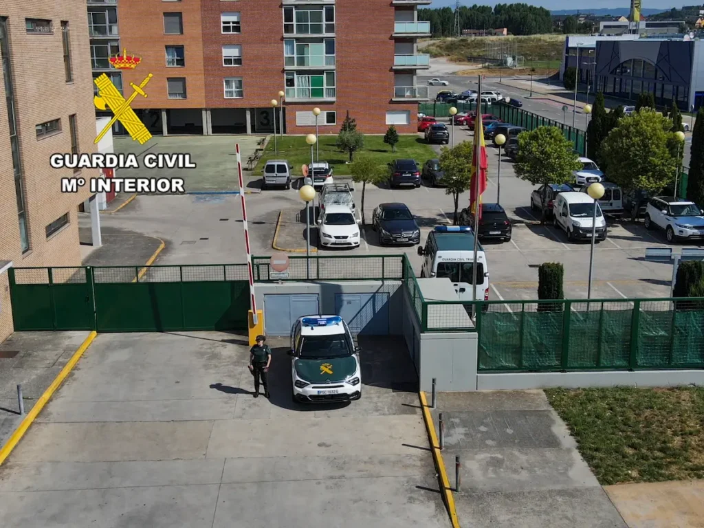 Vehículo de la Guardia Civil en el acceso a dependencias oficiales del cuerpo en Ponferrada.