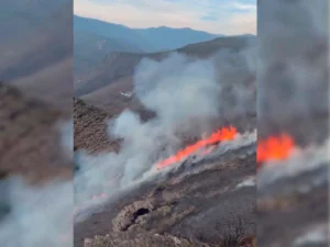 Helicóptero de extinción realiza una descarga en un incendio forestal