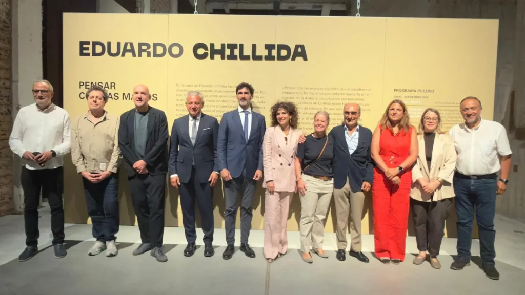 Asistentes a la inauguración de la exposición Eduardo Chillida. Pensar con las manos en La Térmica Cultural de Ponferrada.