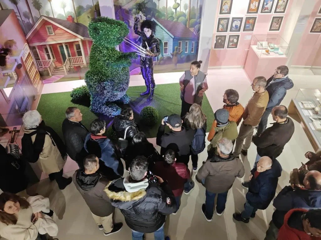 Visitantes durante una visita guiada a la exposición Iconos: Universo Tim Burton en el Museo MUNIC de Carracedelo.