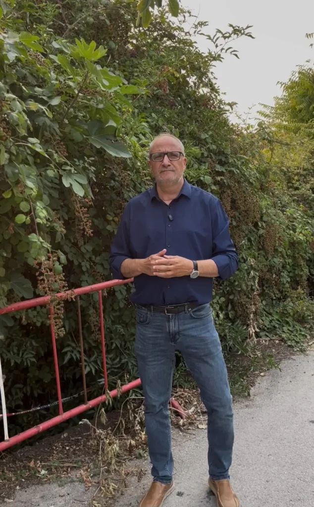 Portavoz del Grupo Municipal Socialista de Ponferrada, Olegario Ramón, junto a un tramo rodeado de vegetación.