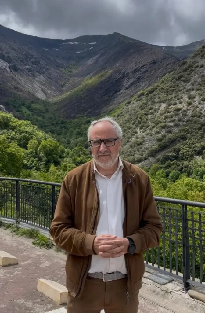 Olegario Ramón en un entorno natural durante la presentación de la propuesta de Estrategia Verde para Ponferrada.