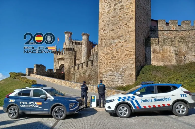 Policía Nacional y Policía Local de Ponferrada, en el marco de la colaboración frente al Castillo de los Templarios