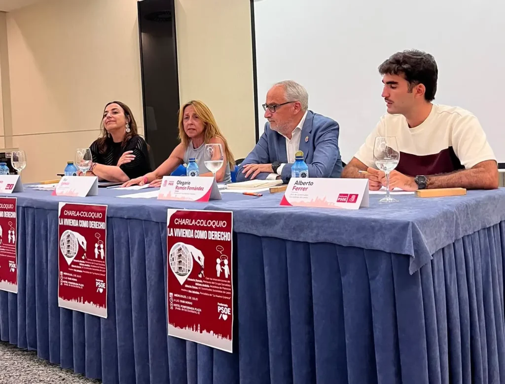 Miriam Andrés, Olegario Ramón, Alberto Ferrer y representantes socialistas durante la charla sobre vivienda celebrada en Ponferrada.