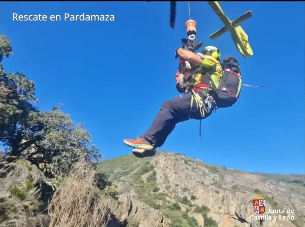 Rescate en helicóptero en Pardamaza, con un rescatador evacuando mediante grúa al perro que acompañaba a un montañero en una ruta por Toreno.