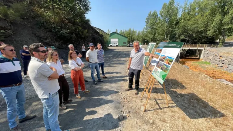 epresentantes institucionales y técnicos presentan las actuaciones de restauración ambiental realizadas en antiguas explotaciones mineras de Tremor de Arriba.