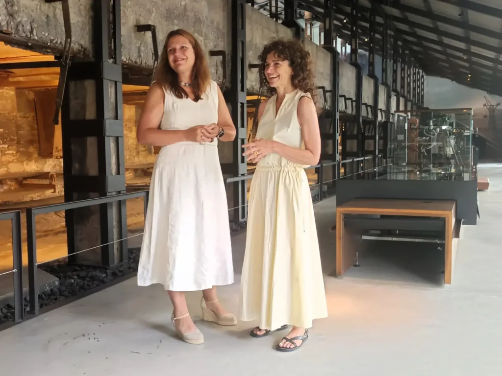 Las responsables de CIUDEN Yasodhara López y Concepción Fernández, en el interior de La Fábrica de Luz. Museo de la Energía de Ponferrada